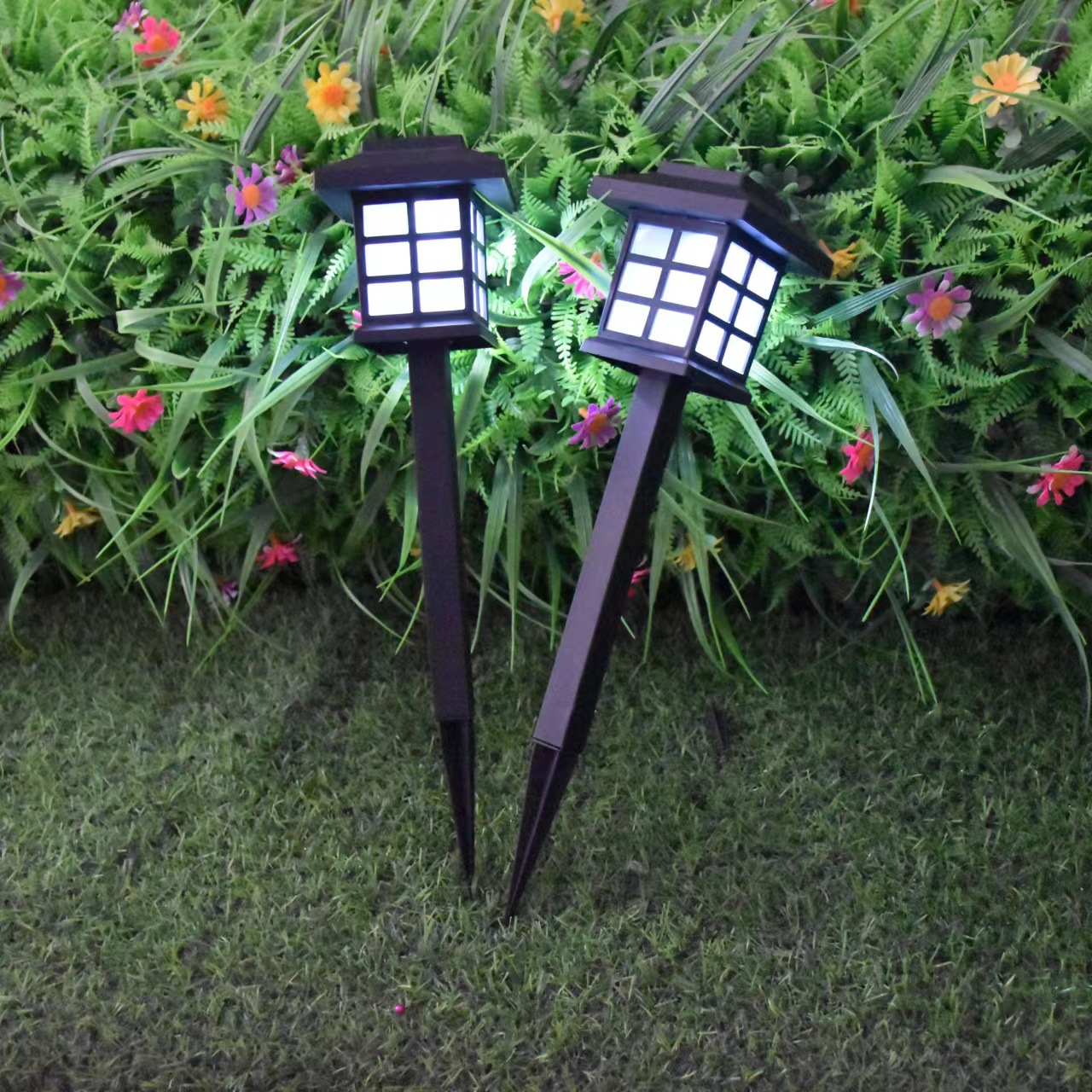 House-shaped solar lawn light — product information 12